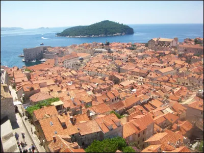 Parmi ces villes croates, laquelle est située dans un territoire enclavé ayant des frontières avec le Monténégro et la Bosnie-Herzégovine, mais sans accès direct au reste du territoire croate ?