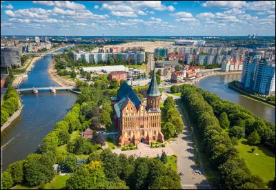 Quel est cette enclave russe sur la mer Baltique, frontalière de la Pologne au sud et de la Lituanie au nord et à l'est ?