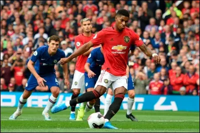Première journée de Premier League et ici aussi premier gros choc de la saison, Manchester United accueille Chelsea, l'hôte aligne sa recrue star de l'été Aaron Wan-Bissaka récupéré à Crystal Palace pour un montant de 62 millions d'euros. Manchester United l'emporte 4-0, les buteurs sont Martial, Rashford et ___________.