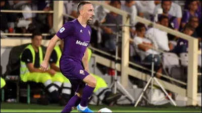 Une autre arrivée marquante de l'été dernier, Franck Ribéry signe à la Fiorentina, qui commence sa saison à domicile par une défaite 4-3, les buteurs adverses sont Mertens, Callejon et Insigne. De quel club s'agit-il ?