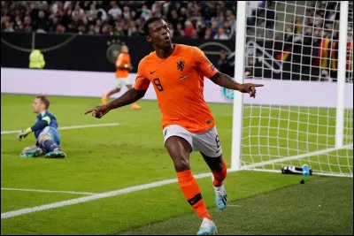 Dans un groupe de qualifications alors dominé par l'Irlande du nord, ses poursuivants l'Allemagne et les Pays-Bas s'affrontent à Hambourg devant 52000 spectateurs. Les Oranje gagnent ce match 4-2 avec un but de leur milieu de terrain Georginio Wijnaldum champion d'Europe la saison passée. Dans quel club ce-dernier joue-t-il ?