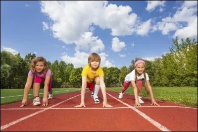 Quel est l'adjectif épithète de la phrase : "Sous les rares encouragements, il continuait sa course" ?