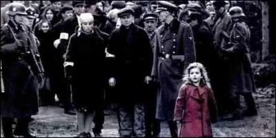 Dans le film "La Liste de Schindler", quel objet est offert à la fin du film par les Juifs à Oskar Schindler ?