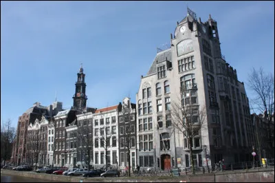 Dans quelle ville se situe le siège de l'ONG internationale Greenpeace ?