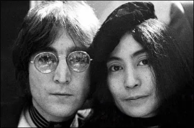 Qui est cette artiste conceptuelle japonaise qui forma un couple mythique et atypique dès 1968 avec John Lennon et ce jusqu'à son assassinat en 1980 ?