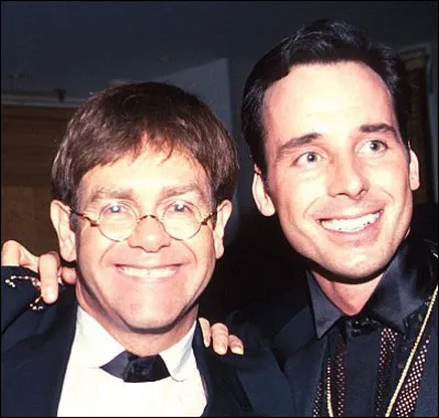 Avec qui David Furnish partage-t-il une relation amoureuse fusionnelle depuis 1993 ?