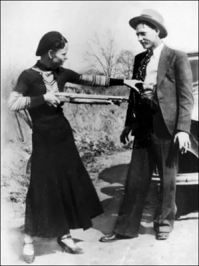 Avec qui Bonnie Parker partage-t-elle une vie amoureuse de gangster et de criminel. Ils tombent enlacés sous le balles des policiers le 23 mars 1934 ?