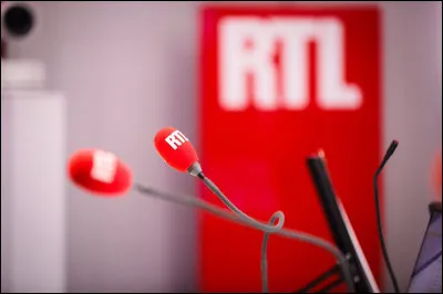 Qui est le créateur de l'émission radio « On refait le match » sur RTL ?