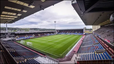 Quel club anglais joue à Turf Moor ?