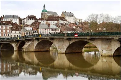 Ville bourguignonne de 10 000 habitants, située sur les bords de l'Yonne :