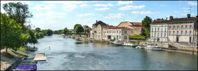 Petite ville de 4 500 habitants, située sur la rive droite de la Charente :