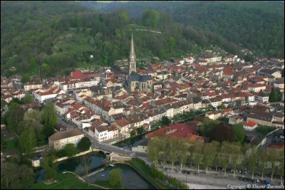 Petite ville de 3000 habitants du département de la Haute-Marne, traversée par la Marne :