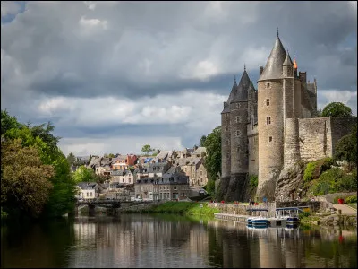 Petite ville de 2 500 habitants du département du Morbihan, située sur les rives de l'Oust canalisé, connue pour son château :