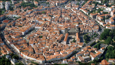 Ville de 15 000 habitants du département du Puy-de-Dôme, bordée par l'Allier :