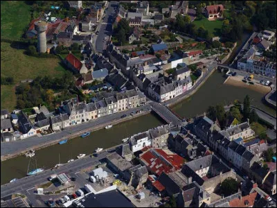 Petite ville normande de 3 600 habitants, située dans le département du Calvados, au fond de la baie des Veys :