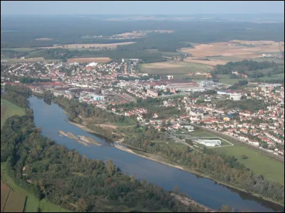 Petite ville de 3 500 habitants du département de la Nièvre, située sur la rive droite de la Loire :
