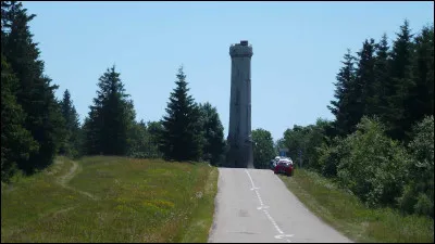 Dans le film "La Tour infernale", quel rôle joue Steve McQueen ?