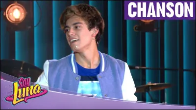 Pour qui chante Gaston en chantant "Profugos" ?