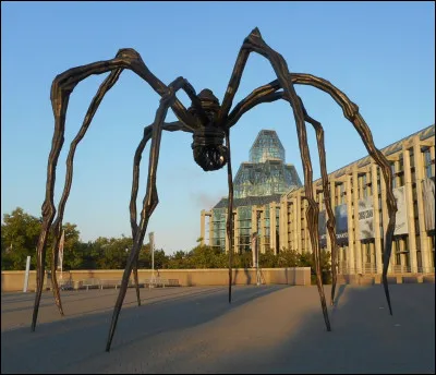 Qui a sculpté cette araignée géante, dont le titre est "Maman" ?