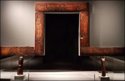 À qui doit-on ce bas-relief et ces deux statuettes, qui ornaient l'entrée de la Maison du Jouir ?