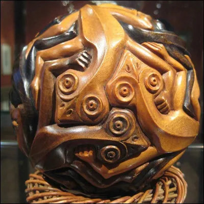 Qui a sculpté cette sphère de reptiles imbriqués ?