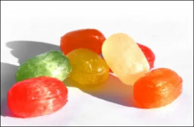 Je suis traditionnellement offert à certaines occasions. On me lançait jadis durant certaines fêtes, puis je fus remplacée par des confettis. Je suis généralement constituée d'une graine sèche enrobée de sucre.