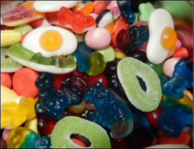 Dans un paquet, vous trouverez tout le village qui régale les petits et grands depuis plus de 30 ans. On les reconnaît à leurs bonnets rouges ou blancs. On les adore !