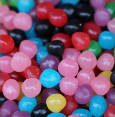 On m'a longtemps associé à un personnage blond et beaucoup de personnes suivait mes aventures sur des vinettes. Puis j'ai été remplacé par un chat noir à cravate jaune. Tu retrouveras toujours les tatouages avec lesquels nous nous sommes tous amusés enfants.