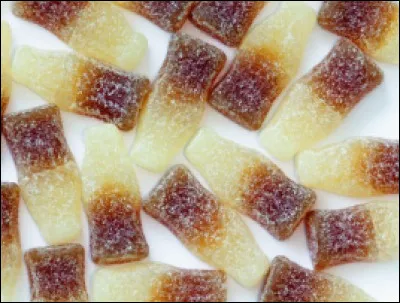 Mariage entre les amandes, le melon confit et un zeste d'écorce d'orange confite, nappé d'un glaçage royal, que suis-je ?