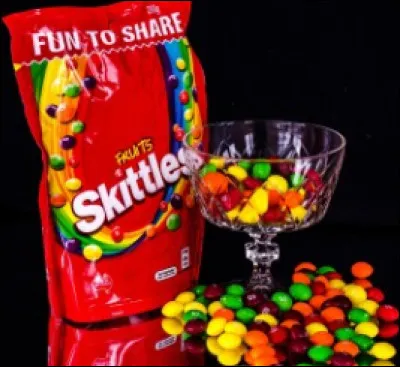 Petites boules au centre fruité, tendre et aux couleurs multicolores.
Toutes les saveurs sont délicieuses, mes préférées sont noirs et les tiens ?