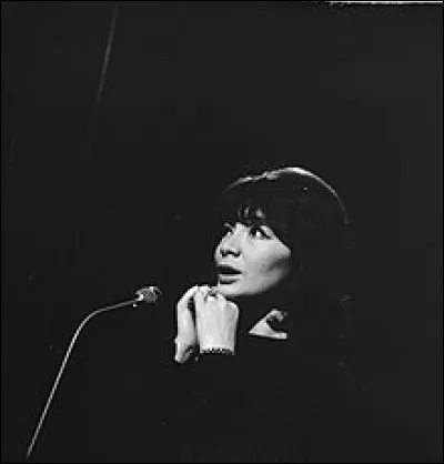 Juliette Gréco lance la chanson et l'enregistre plusieurs fois, suivie par Édith Piaf et Charles Aznavour : il s'agit de ...
