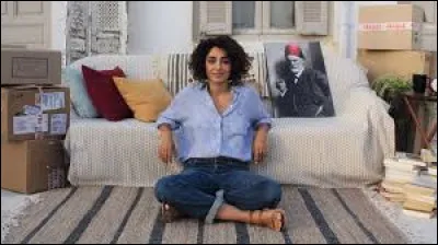 Dans un film de 2019, où un divan est-il posé ? Dans la ville ..