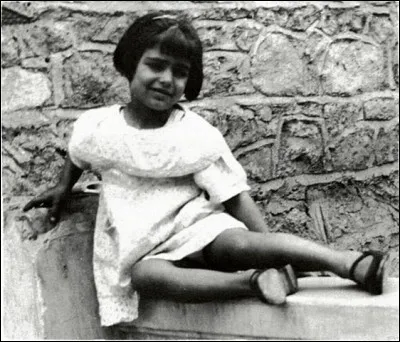 Dès l'âge de 10 mois, elle souffre ...[de quoi ?] et subira plusieurs interventions jusqu'à l'âge adulte.