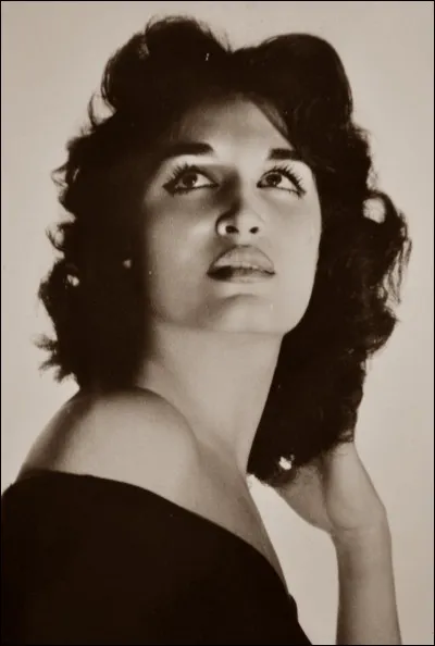 Avant de débuter dans la chanson, puis de s'expatrier, Dalida aura exercé un autre métier : lequel ?