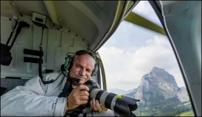 Qui est ce photographe, reporter, réalisateur et écologiste, auteur du livre de photographies ''La Terre vue du ciel'' ?