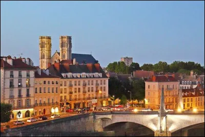 Dans quelle ville est né cet inventeur, sachant qu'il s'agit de la ville la plus peuplée de Saône-et-Loire ?