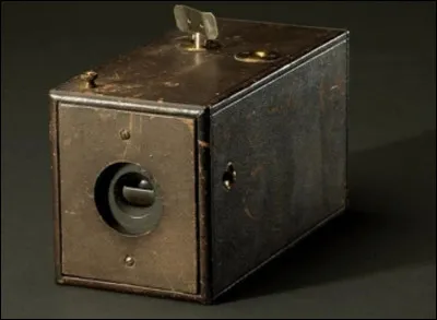 Quel appareil a popularisé la photographie en 1881 ?