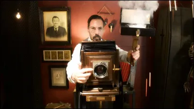 Qu'utilisaient les premiers flashes en 1887 ?