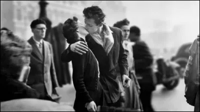 Qui est l'auteur de la célèbre photographie ''Le Baiser de l'hôtel de ville'' ?