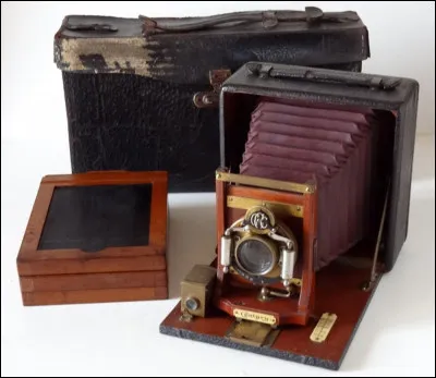 Avant l'invention du film souple recouvert d'une émulsion photosensible, sur quoi étaient impressionnées les photographies ?