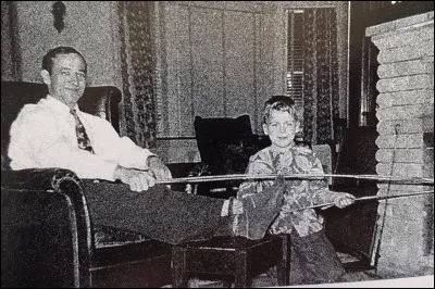 Quel est le métier du père adoptif de Théodore ?