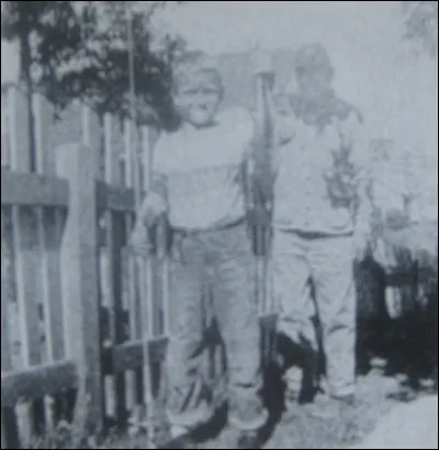 En quelle année Johnny Bundy adopte-t-il Ted ?