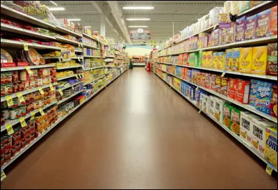 Quelle enseigne d'hypermarchés doit son nom au fait que son premier magasin a ouvert ses portes au croisement des avenues Parmelan et André Thieuret à Annecy ?