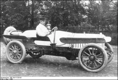 Quelle marque de voitures allemandes doit nom à une traduction en latin du nom de son fondateur August Horch ?