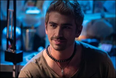 À quel jeu Jace tente d'embrasser Tessa devant Noah et Hardin ?