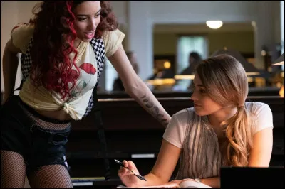 Qui est la camarade de chambre de la jeune Tessa ?