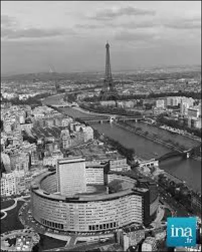 Quelle est, en avril 1987, cette privatisation emblématique de la nouvelle politique menée ?