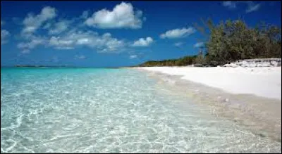 L'archipel des Bahamas se situe à l'ouest de la Floride.