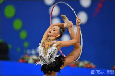 Quelle révolution Dina Averina marque-t-elle dans son cerceau en 2017 ?