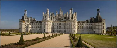 Sous quel règne débuta la construction de ce château de la Loire ?